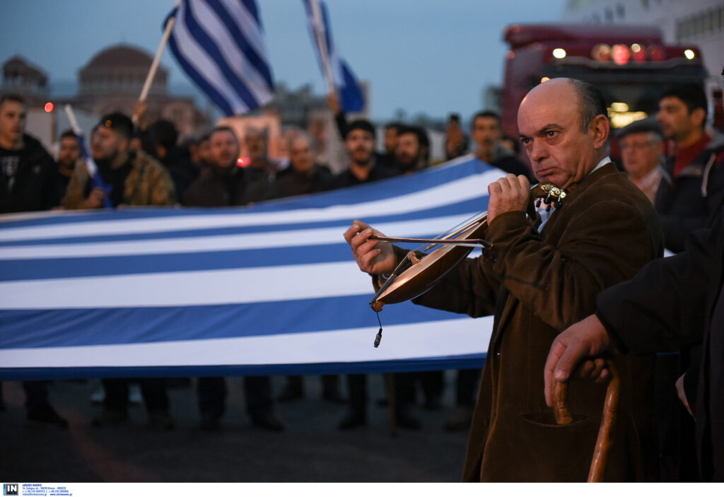 Απόβαση Κρητών: Bράκες, κατσούνες, λύρες και… σέλφι «για τη Μακεδονία» (Photos)