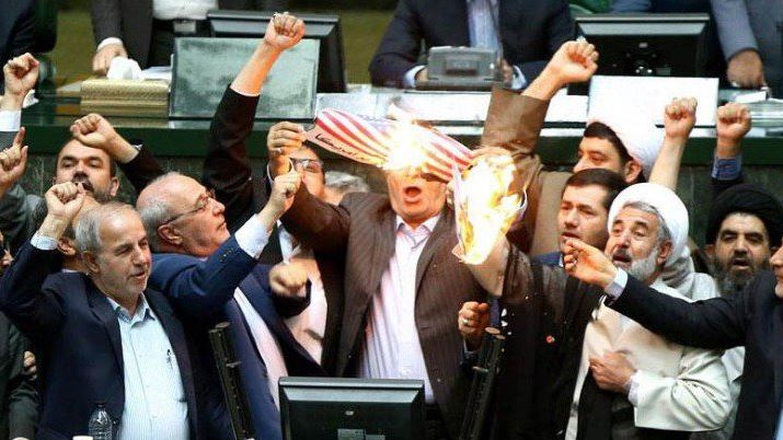 «Ξεφεύγει» η κατάσταση: Έκαψαν αμερικανική σημαία στο ιρανικό κοινοβούλιο (Video)