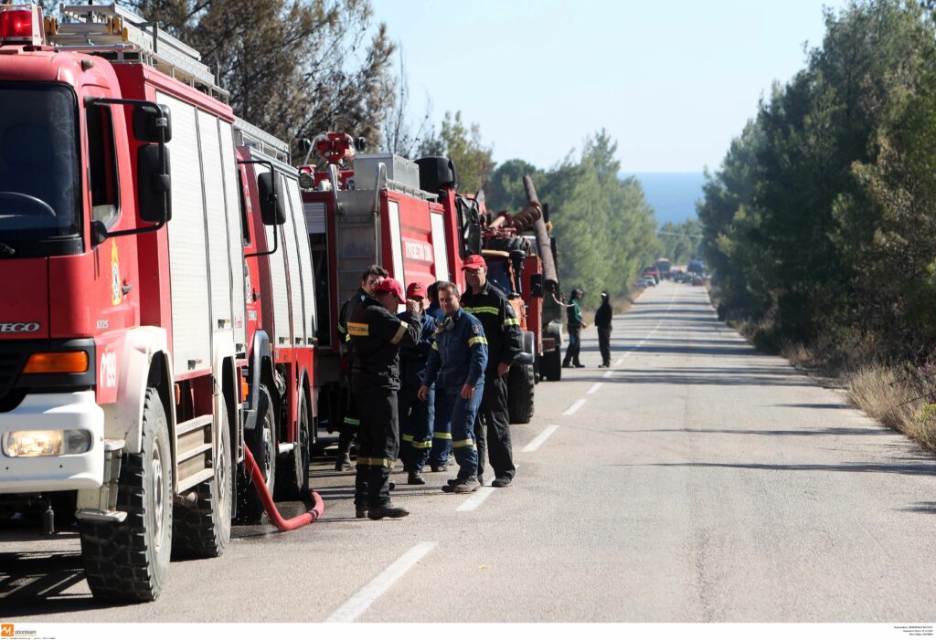 Μαίνεται η πυρκαγιά στη Χαλκιδική – Εκκένωση οικισμού και διακοπή κυκλοφορίας (Video & Photos)