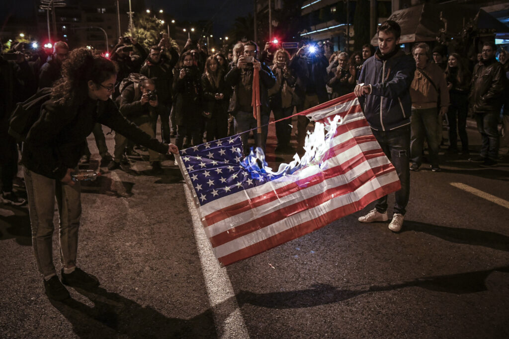 Στην πρεσβεία των ΗΠΑ κορυφώθηκε η διαδήλωση για τα 45 χρόνια της εξέγερσης του Πολυτεχνείου (Photos)