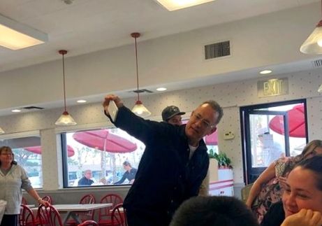 Ο Τομ Χανκς μπήκε σε κατάστημα fast food και κέρασε τους πάντες (Photos – Video)