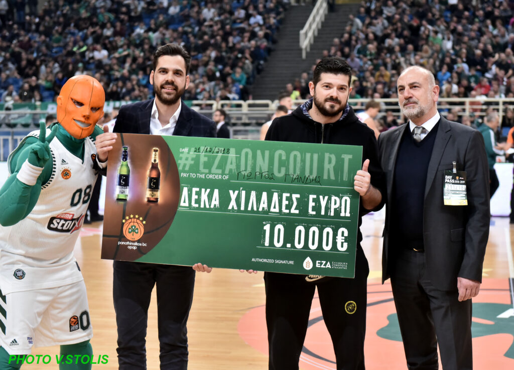 Ο μεγάλος νικητής του ‘’Eza On Court’’ της Ελληνικής Ζυθοποιίας Αταλάντης  παρέλαβε την επιταγή των €10.000