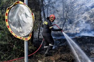 Συναγερμός στο Μενίδι: Νεκρός άνδρας μετά από φωτιά σε μονοκατοικία