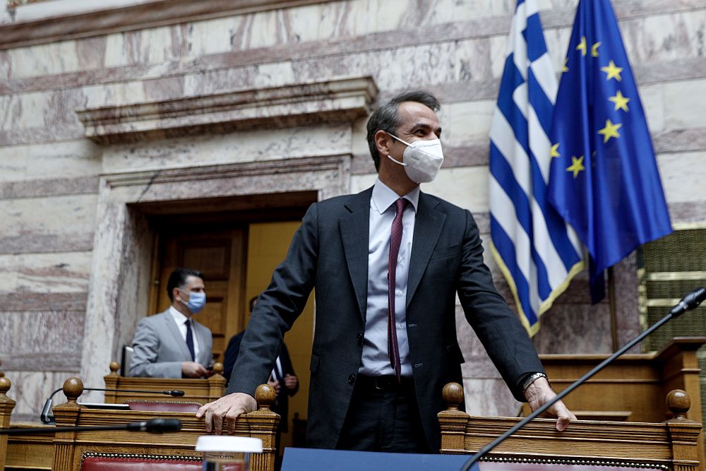 Στρίβειν δια της υποκρισίας ο Μητσοτάκης: Σέβεται τη μάχη των πανελληνίων αλλά «κόβει» 25.000 από τα ΑΕΙ