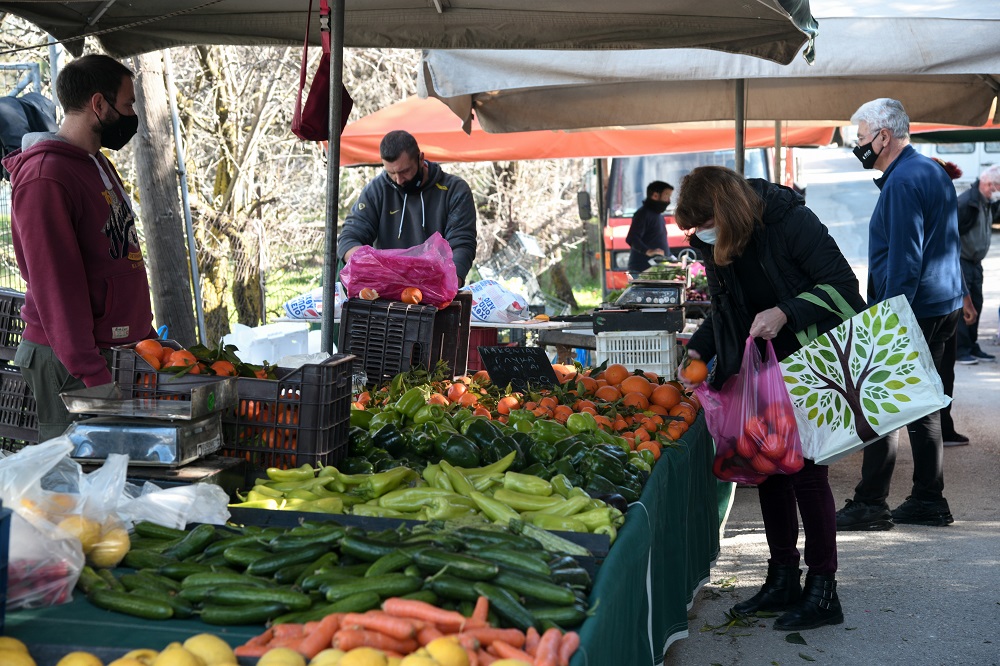 Τροφές που πρέπει να αποφεύγετε όταν κάνει ζέστη