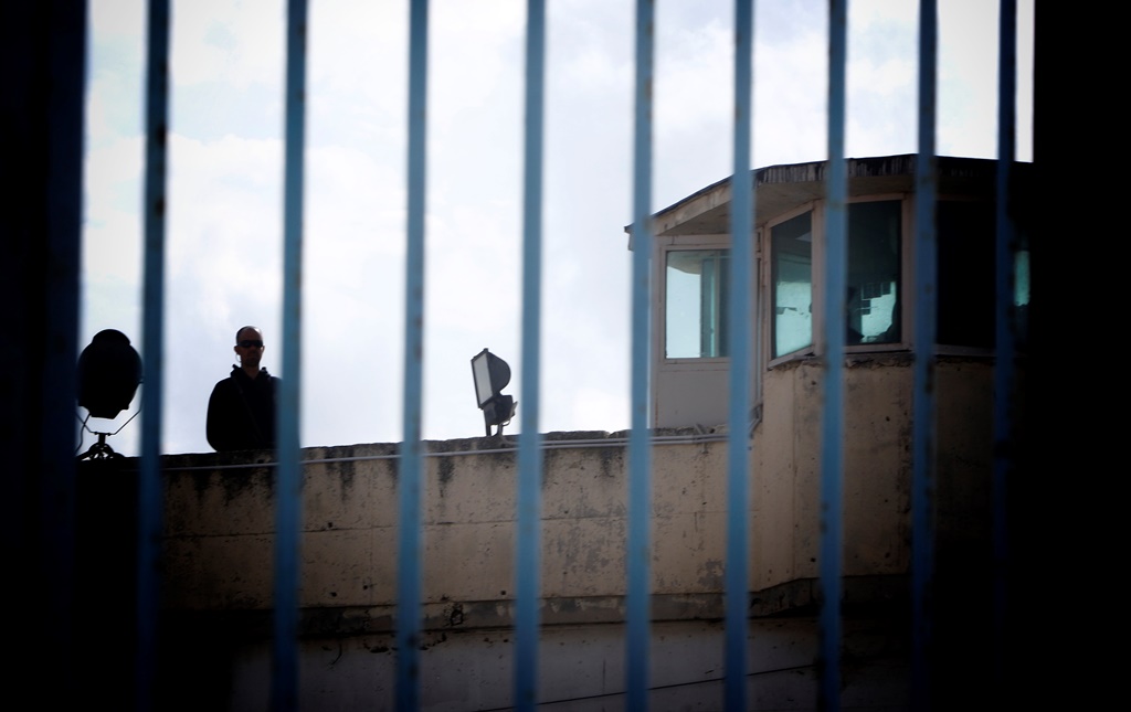Φυλακές Ιωαννίνων: Συνελήφθη αστυνομικός για διακίνηση ναρκωτικών – Εξέγερση κρατουμένων μετά από έφοδο των «Αδιάφθορων» (Photos)