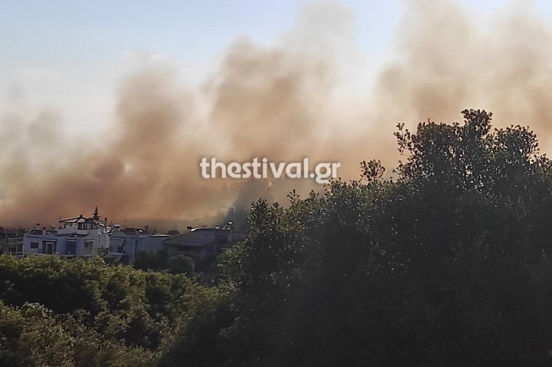 Θεσσαλονίκη:  Μεγάλη φωτιά δίπλα σε κατοικημένη περιοχή στο Πανόραμα – εκκενώθηκαν σπίτια (video)