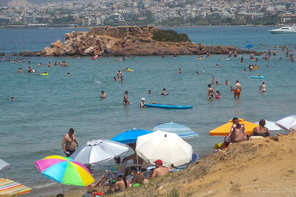 Καιρός: Πάνω από 40 βαθμούς και σήμερα (Πίνακας) – Πόσο υποχωρεί η ζέστη τη Δευτέρα ανά περιοχή