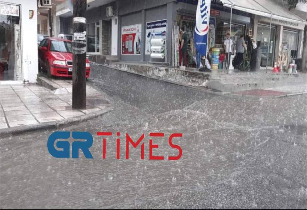 «Άνοιξαν» οι ουρανοί στη Θεσσαλονίκη: Καταρρακτώδης βροχή και χαλάζι (Video)