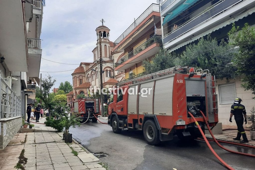 Σοκ στη Θεσσαλονίκη: Έβαλε φωτιά σε διαμέρισμα και ανέβηκε στην ταράτσα απειλώντας με καραμπίνα (Photos – Video)