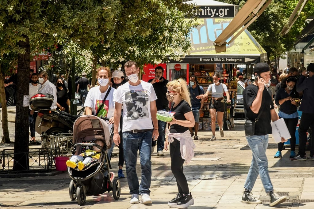 Επιστροφή σε αυστηρότερα υγειονομικά πρωτόκολλα με επαναφορά της μάσκας προανήγγειλε η κυβέρνηση