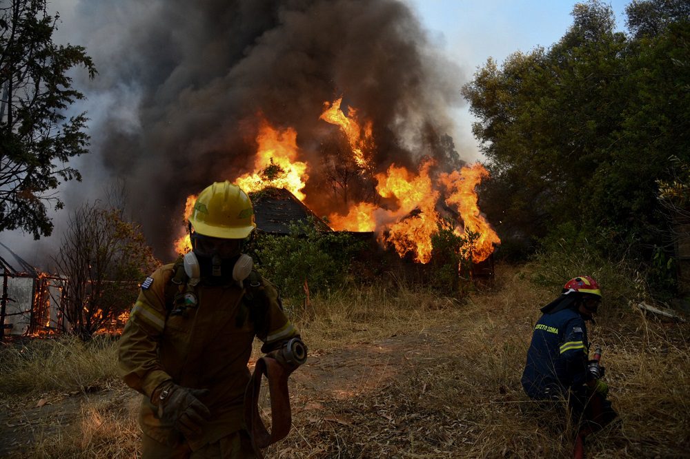 Πύρινη κόλαση στην Αιγιάλεια: Πέντε τραυματίες, 20 καμένα σπίτια, οικολογική καταστροφή (Videos)