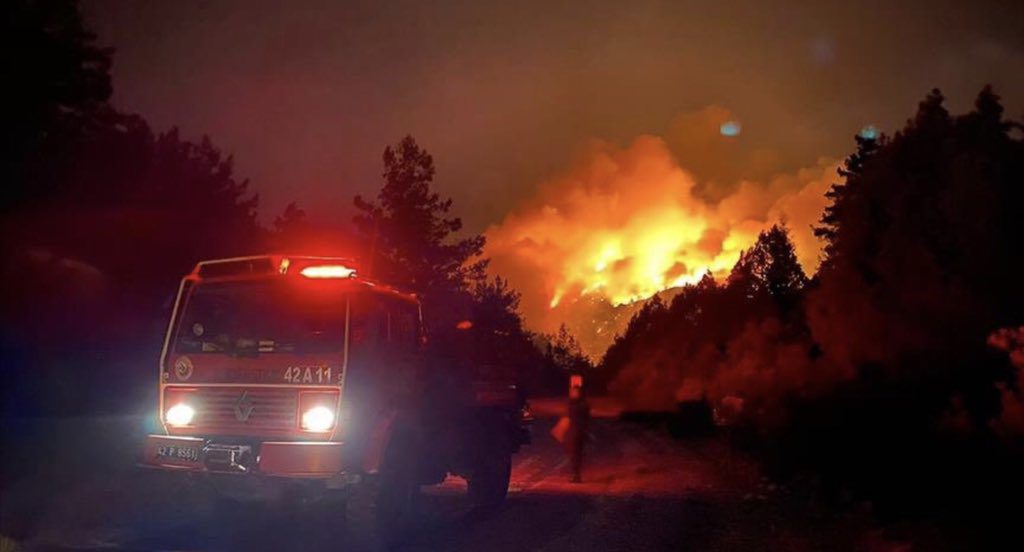 Τουρκία: Φλέγεται για τέταρτη ημέρα – 6 νεκροί, 300 τραυματίες (Videos)