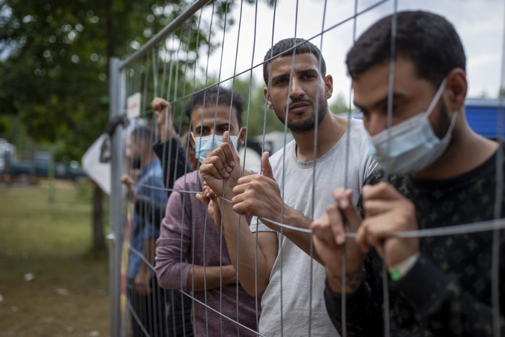 Διεθνής τύπος: Συνταγματικό το υγειονομικό διαβατήριο στην Γαλλία – Ρεκόρ μεταναστευτικών αφίξεων στην Βρετανία