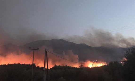 Ρέθυμνο: Ανεξέλεγκτη η μεγάλη φωτιά – Κατευθύνεται προς Αγία Γαλήνη – Ενισχύσεις πυροσβεστών από Αθήνα (Videos)