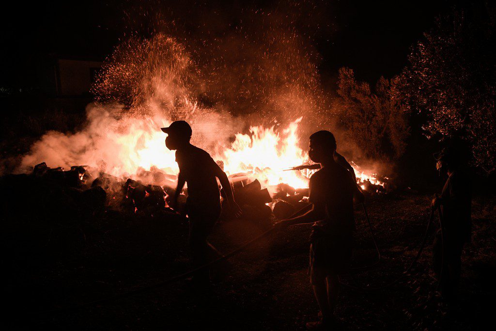 Στη Μαλακάσα έφτασε η πυρκαγιά – Μαίνεται ανεξέλεγκτο το πύρινο μέτωπο