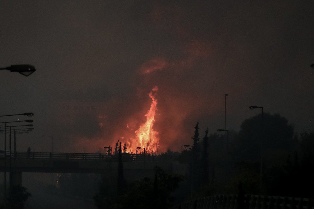 Η αντιπολίτευση κοντά στους πληγέντες των πυρκαγιών – Η πολιτική αντιπαράθεση μπορεί να …περιμένει