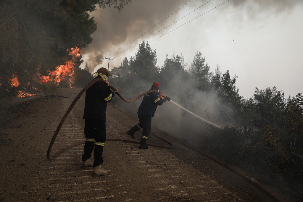 Εδώ η Ελλάδα καίγεται κι ο καθηγητής Συνολάκης απαντούσε για την Καλιφόρνια και το 112 (Video)