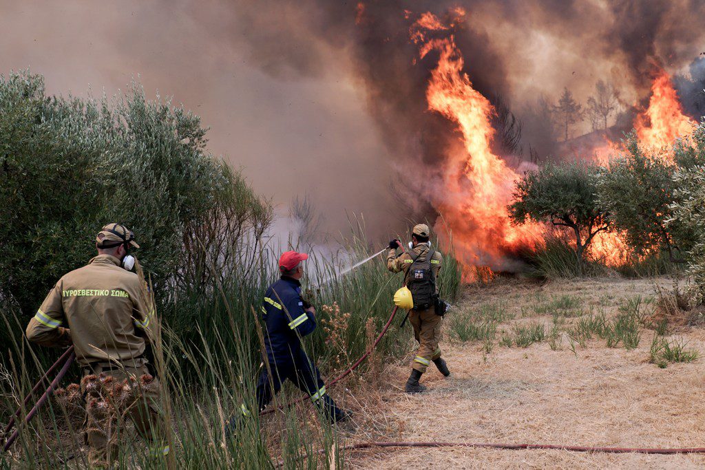 Φωτιά στην Ηλεία: Τρία πύρινα μέτωπα σε εξέλιξη – Στα πρώτα σπίτια της Νεμούτας οι φλόγες