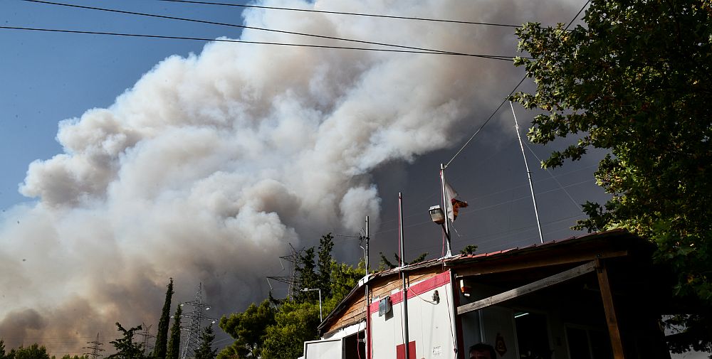 Μαύρισε ο ουρανός στη λίμνη του Μαραθώνα από τον καπνό της πύρινης λαίλαπας στην Ιπποκράτειο Πολιτεία (Video)