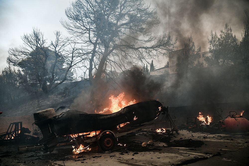 Μάχη με τις αναζωπυρώσεις στην Πάρνηθα