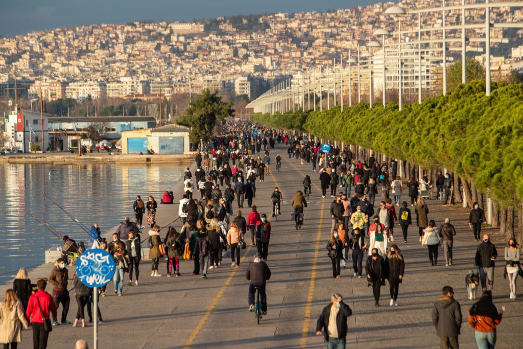 Κορονοϊός: «Κοκκίνισε» η Βόρεια Ελλάδα – Ανησυχία στην κυβέρνηση για ΕΣΥ και ανεμβολίαστους