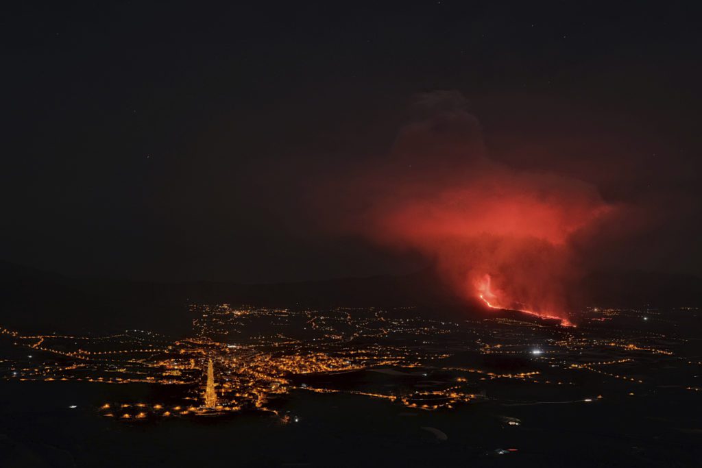 Λα Πάλμα: Ποτάμια λάβας και εκρήξεις στο ηφαίστειο Κούμπρε Βιέχα (Videos)