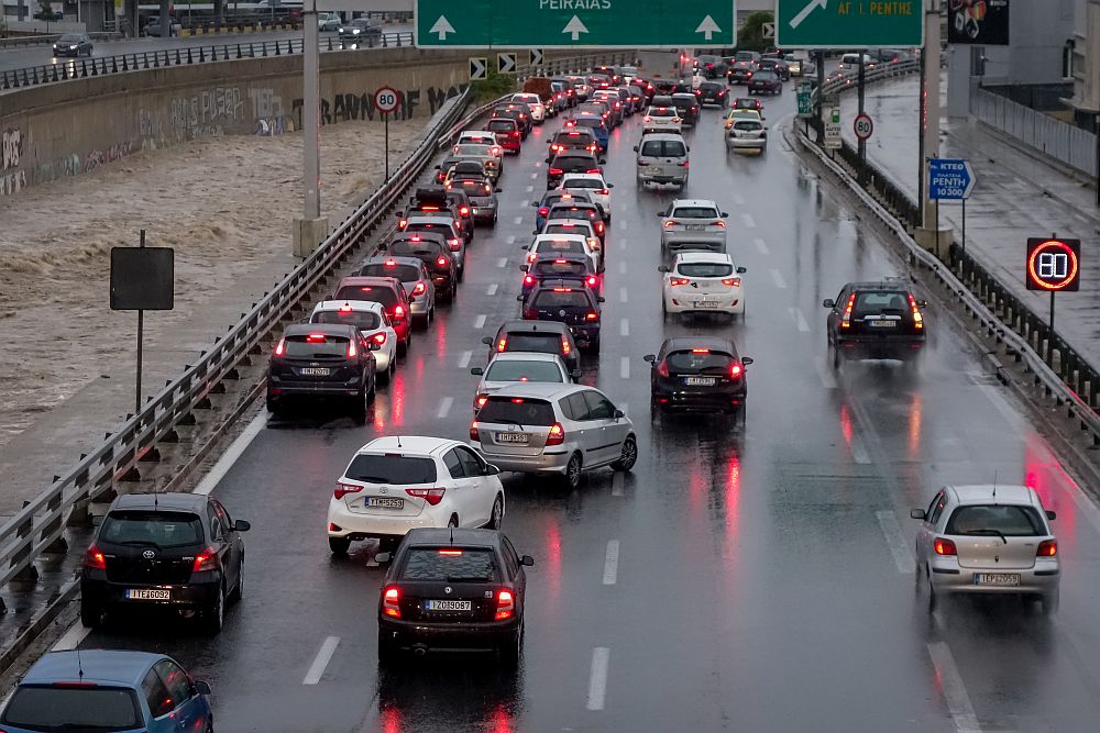 Κακοκαιρία «Μπάλλος»: Άνοιξαν Κηφισός και Παραλιακή – Ξεπέρασαν τις 1.400 οι κλήσεις στην Πυροσβεστική – Συνεχίζονται οι βροχές (Photos)