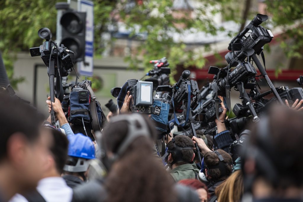 Ρεπόρτερς Χωρίς Σύνορα: Απειλή για τους έλληνες δημοσιογράφους η αλλαγή του ορισμού των fake news