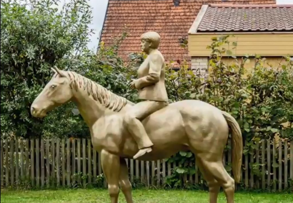 Γερμανία: Προκλητικός καλλιτέχνης αποχαιρετά με χρυσό έφιππο άγαλμα την Μέρκελ!