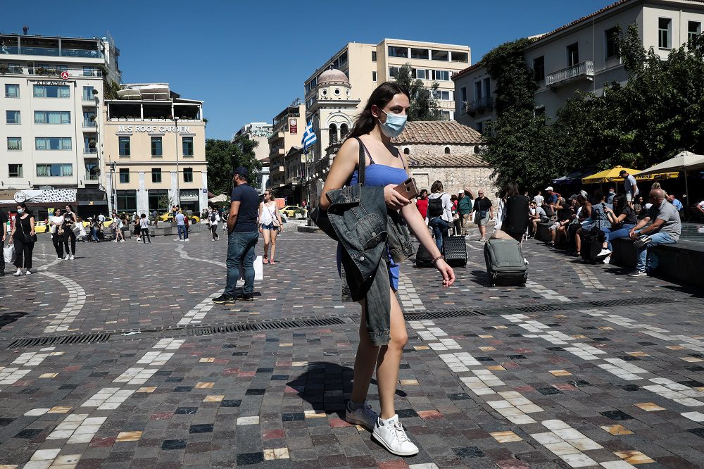 Κορονοϊός: «Γράφουν και σβήνουν» νέα μέτρα στην κυβέρνηση μετά την εκτίναξη των κρουσμάτων