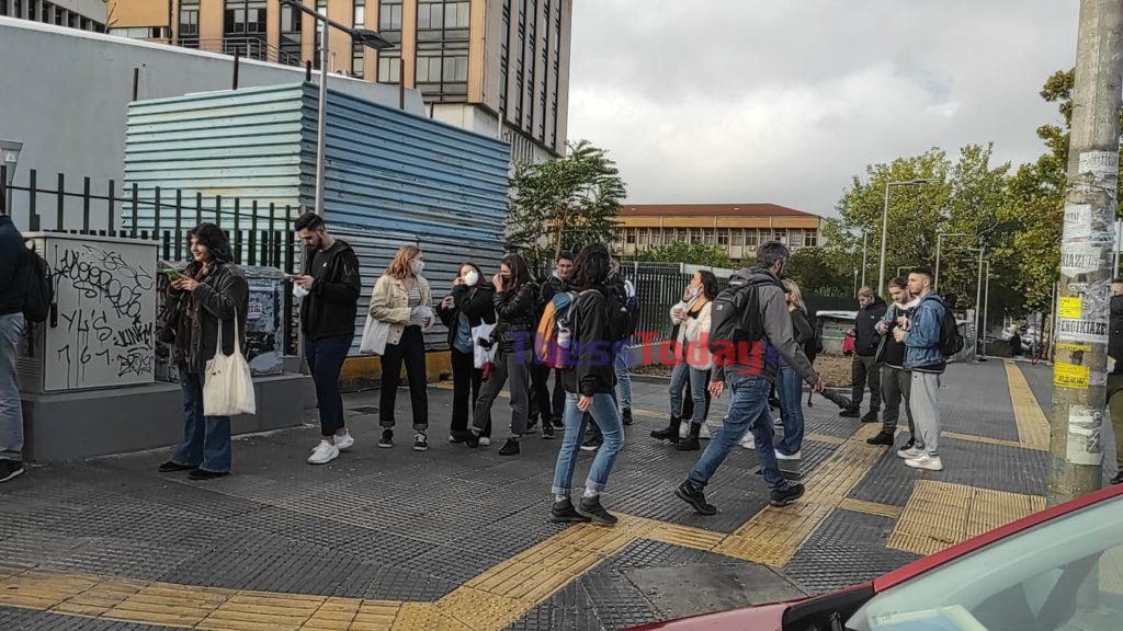 Θεσσαλονίκη: Ουρές φοιτητών σε ΠΑΜΑΚ και ΑΠΘ για τον έλεγχο των πιστοποιητικών
