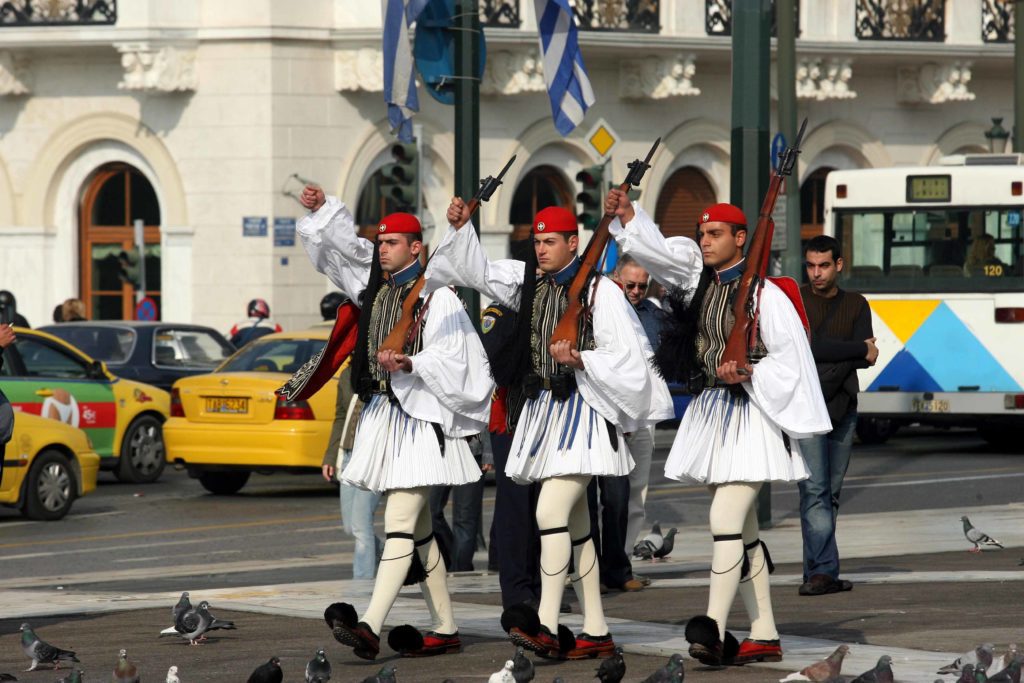 Σημαιοστολίζονται με εντολή Βορίδη καταστήματα και Τράπεζες για την γιορτή των Ενόπλων Δυνάμεων