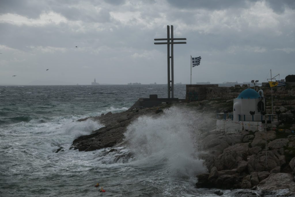 Χειμωνιάτικο σκηνικό: Χαμηλές θερμοκρασίες, βροχές και ισχυροί άνεμοι έως και 8 μποφόρ