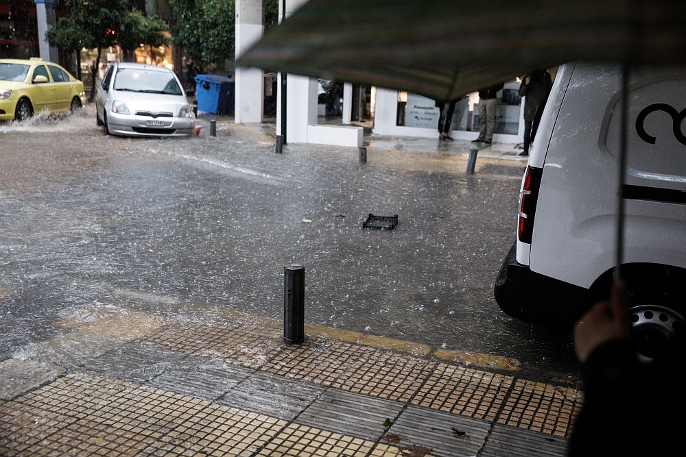 Καιρός: Νέα κακοκαιρία τις επόμενες ώρες – Έρχονται βροχές, πτώση της θερμοκρασίας και… χιόνια στα ορεινά