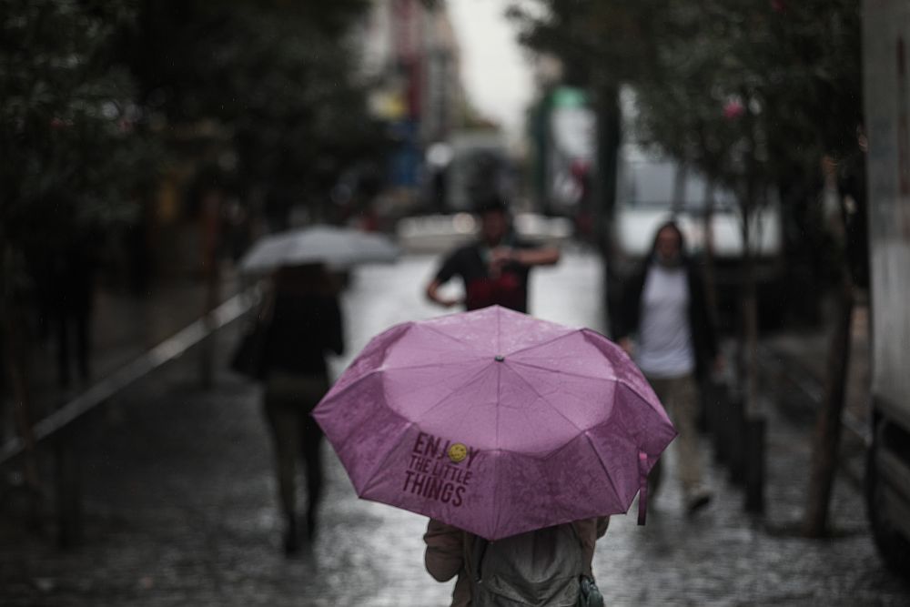 Καιρός: Τοπικές βροχές και άνεμοι έως 7 μποφόρ στο Αιγαίο – Σε πτώση η θερμοκρασία από την Τετάρτη