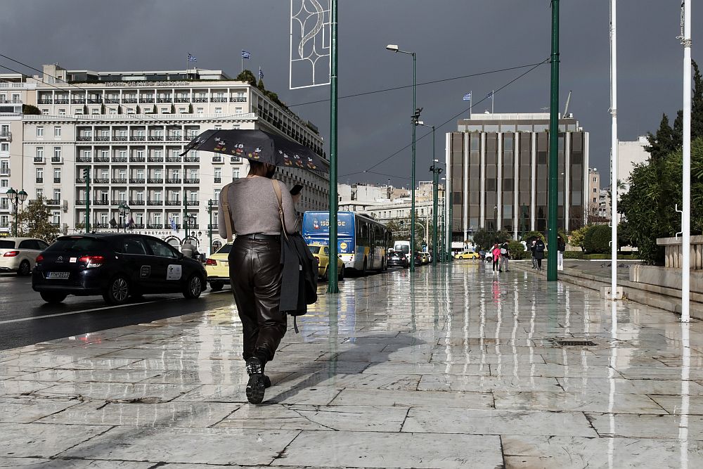 Καιρός: Βροχές, καταιγίδες και θερμοκρασία έως… 19 βαθμούς Κελσίου