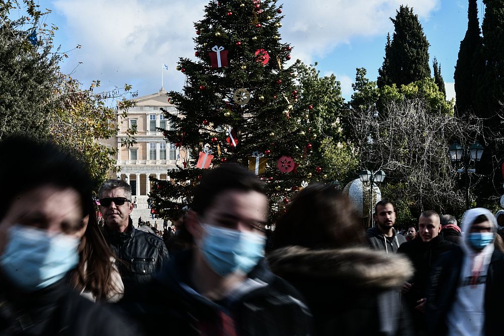 Πρωτοχρονιά με test για τους εμβολιασμένους από την τσέπη τους δρομολογεί η κυβέρνηση – Πότε θα γίνουν οι ανακοινώσεις