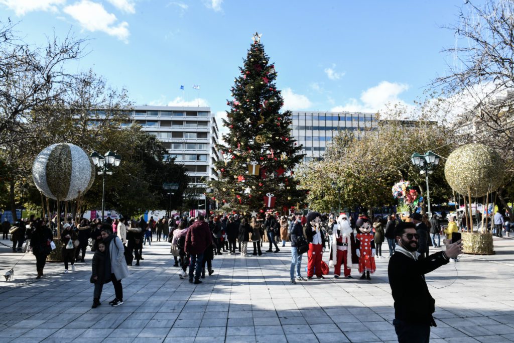 Υπό σκέψη ακόμα η κυβέρνηση για το πώς θα περιορίσει την εξάπλωση της μετάλλαξης Όμικρον, ενώ αυτή σαρώνει την Ευρώπη