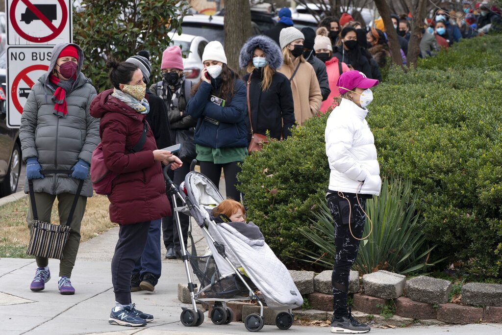 ΗΠΑ: Ουρές στα εξεταστικά κέντρα υπό τον φόβο της μετάλλαξης «Όμικρον»