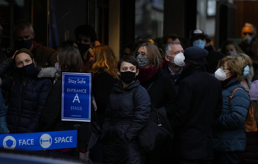 Βρετανία: Αρνείται τη λήψη νέων μέτρων ο Τζόνσον παρά το ρεκόρ 129.471 κρουσμάτων