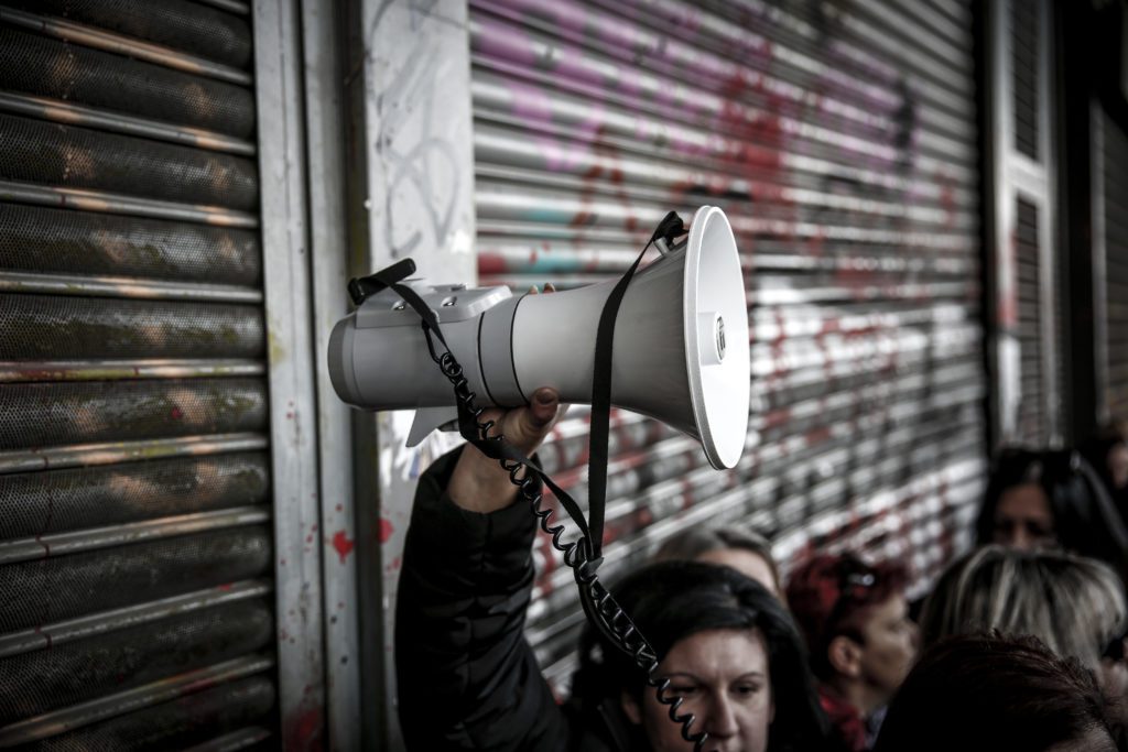 Σχολικές καθαρίστριες: Καταγγελίες «εργολαβοποίησης» της καθαριότητας στα σχολεία