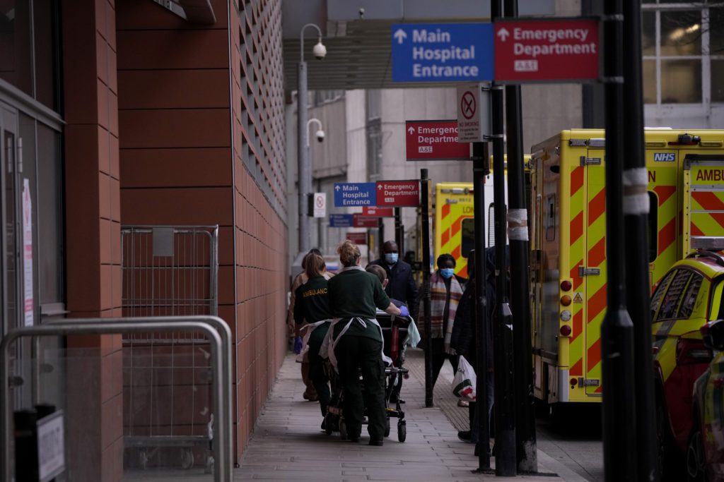 Βρετανία: Μεγάλη η πίεση στα νοσοκομεία – Τη συνδρομή του ιδιωτικού τομέα ζήτησε το Εθνικό Σύστημα Υγείας