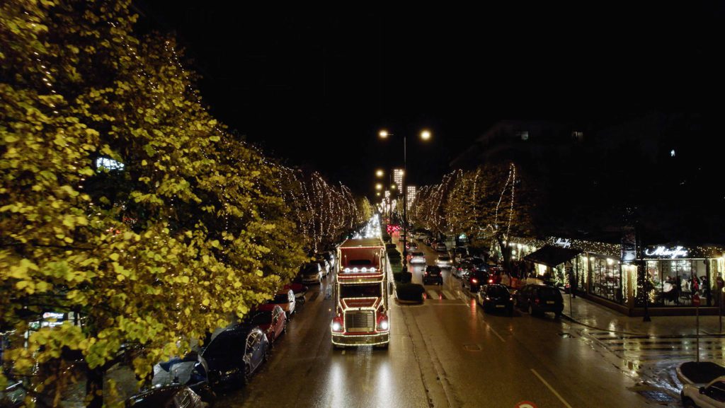 Το εμβληματικό φορτηγό της Coca-Cola ολοκλήρωσε το ταξίδι του και σκόρπισε την αληθινή μαγεία των Χριστουγέννων σε όλη την Ελλάδα!