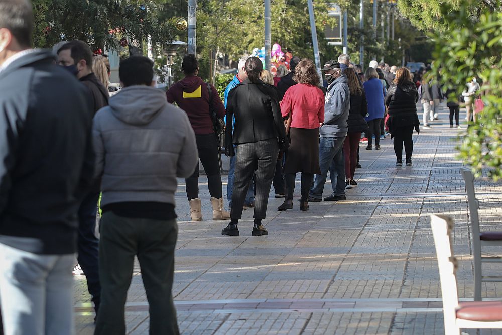 Κορονοϊός: Η «Όμικρον» καλπάζει, ουρές για ένα rapid test – Μπαράζ συσκέψεων για τα σχολεία