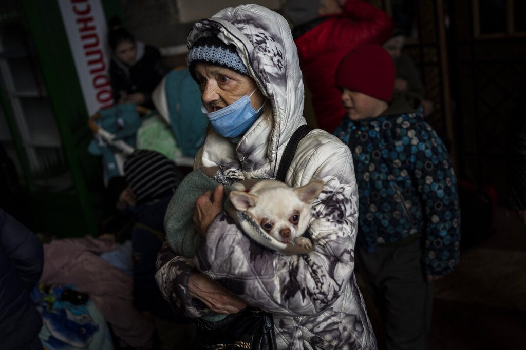 Με τα κατοικίδια τους αγκαλιά εγκαταλείπουν τη χώρα οι Ουκρανοί – Δεν άφησαν πίσω τους μικρούς τους φίλους (Photos)