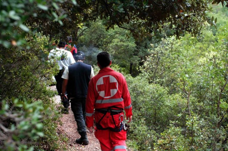 Σάμος: Απεγκλώβισαν τουρίστρια οι άνδρες της Πυροσβεστικής Υπηρεσίας