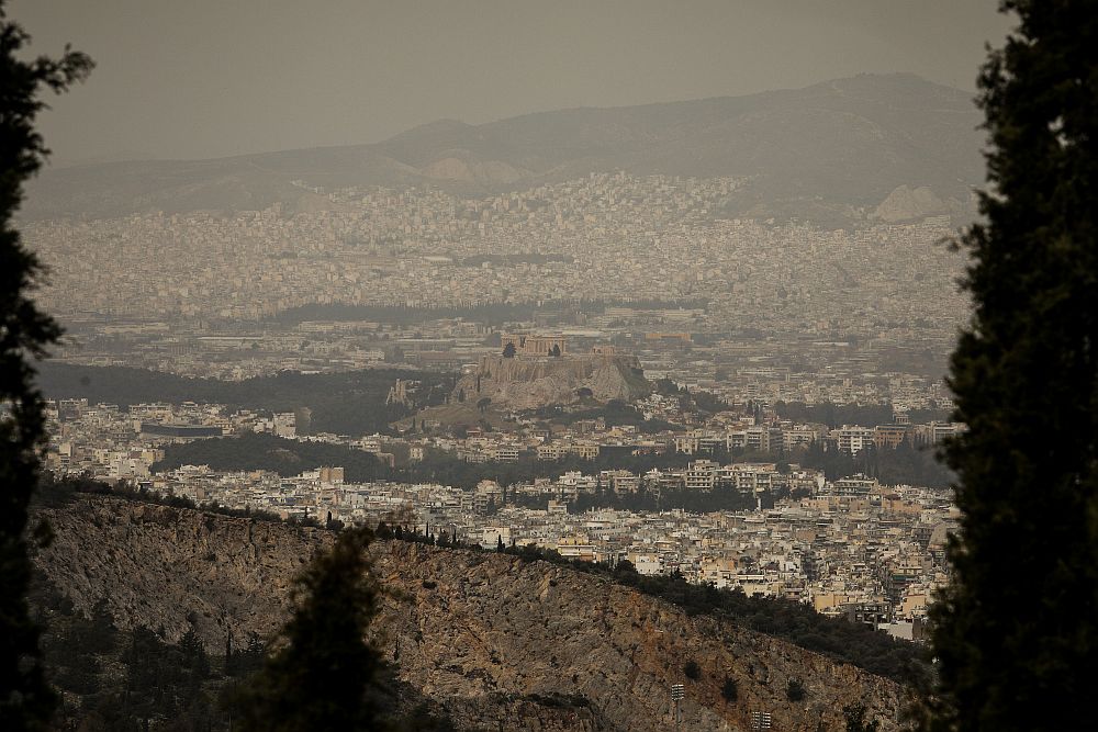 Μεταβολή του καιρού με βροχές και καταιγίδες την Πέμπτη – Σε υψηλά επίπεδα για την εποχή η θερμοκρασία