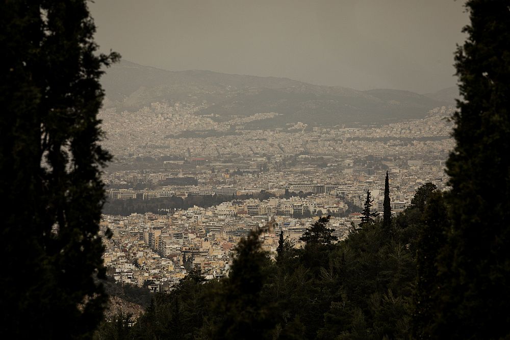 Καιρός: Αφρικανική σκόνη, τοπικές βροχές και έως 20 βαθμοί Κελσίου