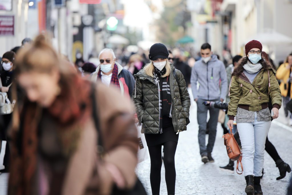 Ενώ πάνε να λήξουν την πανδημία με πολιτικούς όρους: 42 νεκροί – 22.107 κρούσματα – 344 διασωληνωμένοι